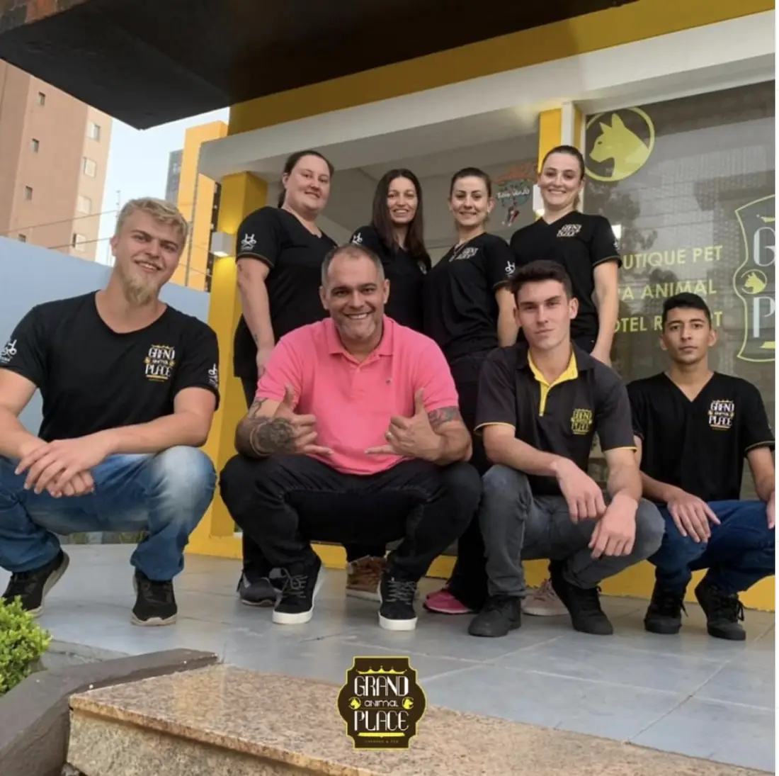 Equipe da Grand Animal Place em frente à loja
