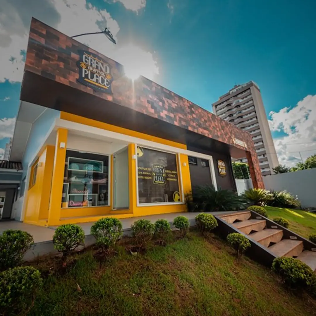 Fachada amarela e marrom da Grand Animal Place
